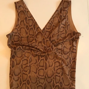 Topp - Stretchig topp med giraff mönster, väldigt bra skick!