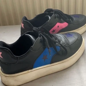 svarta skor - snygga svarta skor som jag köpte på plick,skulle även passa nån med stl 38💓💓