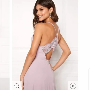 Balklänning - Klänning från Bubbelroom, använd en gång. Klänningen är i stl 34 men skulle säga 36 också och uppsydd till mig som är 168 plus klackar. Köpt för 899, skriv för fler bilder🌼