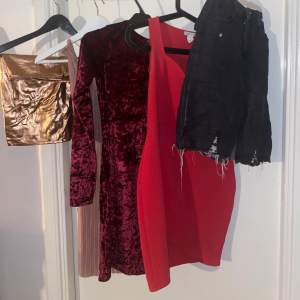 Kjol i metallic, puderrosa klänning med öppen rygg, lila sammetsklänning, röd tight urringad klännning, svart jeanskjol. Kjolarna 50kr styck och klänningarna 65kr styck. 250kr för alla 5 plagg. Jag är 169 cm lång och dem passar mig!