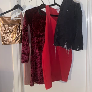 Kjolar och klänningar - Kjol i metallic, puderrosa klänning med öppen rygg, lila sammetsklänning, röd tight urringad klännning, svart jeanskjol. Kjolarna 50kr styck och klänningarna 65kr styck. 250kr för alla 5 plagg. Jag är 169 cm lång och dem passar mig!