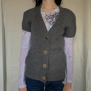 Juicy - Juicy kofta som är i nyskick. Säljer endast för att den är för stor för mig. Går att ha med eller utan tröja under. Stl S. 250kr plus frakt💋💋