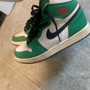 Lucky green jordan 1’s - Jordan 1 i bra skick, har kvar orginal box + extra skosnören
