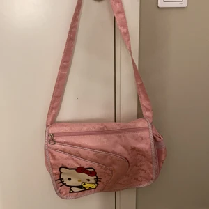 Hello Kitty väska - En riktigt snygg hello Kitty väska. Köpt för längesedan men aldrig kommit till andvänding o säljs just därför, lite i y2k stilen.