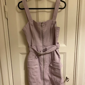 Lila hängselklänning  - Använd 1 gg bara. Väldigt gott skick. 