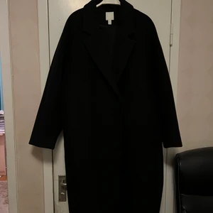 Kappa  - Supersnygg och knappt använd kappa från H&M säljes. Modellen är slutsåld, denna är köpt i Paris november 2021. Säljes då jag ska flytta. Inga defekter eller liknande, lös knapp som måste sys. Skickar dock gärna fler bilder vid förfrågan. Första bilden är min, resterande är lånade från nätet. Kan mötas upp i Göteborg, frakt (spårbart) kostar annars 66kr. 