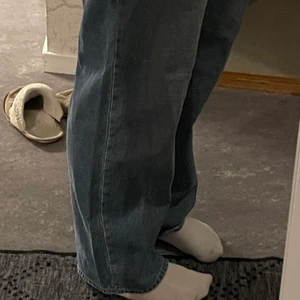 Vida jeans ifrån hm - Använda få gånger jättesköna men gillar inte passformen på mig jag är en storlek m i vanliga fall men dessa fick jag ta 44 skulle säga att de typ sitter som en L jag är 163 om de hjälper frakt tillkommer 