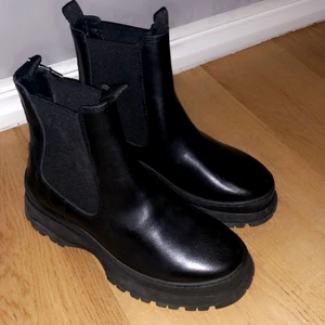 Helt nya och oanvända skor - Helt nya, oanvända, ifrån Vero Moda och köpta på Karl Oscar och Kristina. Original pris 1250kr, st 37 men passar också stl 38/39. PRIS KAN DISKUTERAS 💕