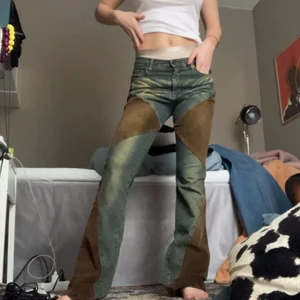 Jeans - Bootcutjeans med Manchesterdetaljer, ahh så fina men för långa för mig :( Midjemått: 72 cm. Innebenslängd: 82 cm. 