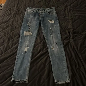 Dsquard2 jeans  - Jag säljer ett par äkta ljus blåa Dsquard2 jeans. Ordinariepris 3500. Storlek xs. Skick 9/10. Använda ett par gånger. 