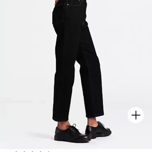 Ribcage straight ankle - svart - Levis Ribcage straight ankle, svart. Inte använt mycket pga för små & ej töjde som jag trodde. Fint skick