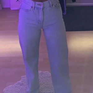 Wideleg jeans  - Superfina ljusblåa jeans som är oanvända. Jag som har 38-40 kan använda dom! Köpta för 500kr