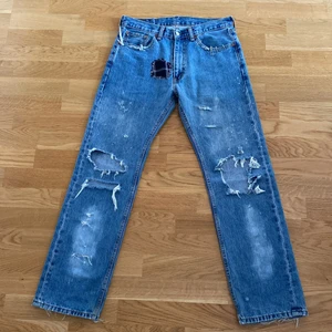 Custom made Levis jeans  - Längd: 32 midja :32                Jeansen har säkerhetsnålar vid fickorna och lite stänkt färg vid vänstra benet. Pris kan alltid diskuteras.