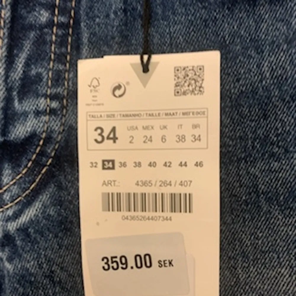 Säljer nu mina helt nya zara mid rise jeans då dem är för små för mig. 💕. Jeans & Byxor.