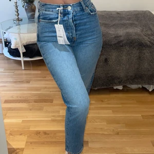 Jeans - Jeans från Gina Tricot i storlek 32. Säljs då dom aldrig använts. Alla lappar kvar och extremt bra skick. Köpta för 599kr