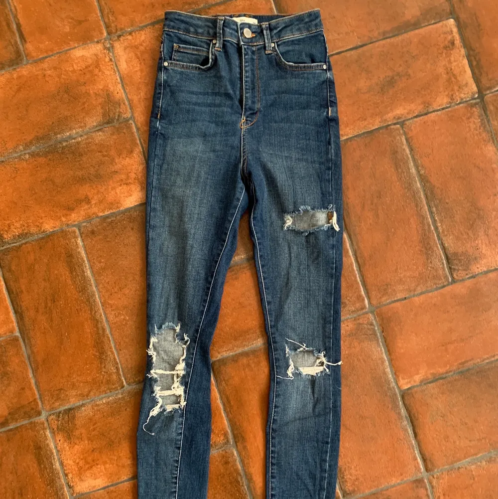 Marinblå jeans från Gina men hål. Finns inte längre i butik. Använda fåtal gånger så dom är fortfarande fina:). Jeans & Byxor.