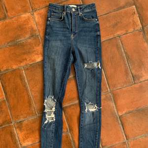 Marinblå jeans från Gina men hål. Finns inte längre i butik. Använda fåtal gånger så dom är fortfarande fina:)