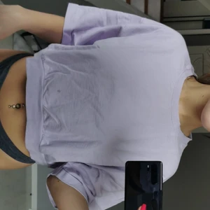 Lager 157 topp stl. M - Pösig croppad t-shirt i tjockare material, jätteskön och använd få gånger. 