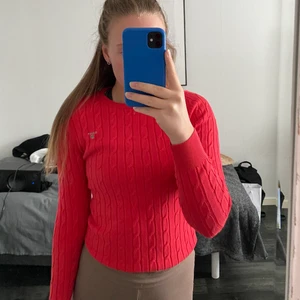 Kabelstickad tröja gant - Mysig kabelstickad tröja från Gant i fräsch röd färg!! Så mjuk och skön mot huden. Säljer då den är lite liten på mig som vanligtvis har S. Använd ett fåtal gånger storlek XS. 150kr + frakt 🤠💫🪐