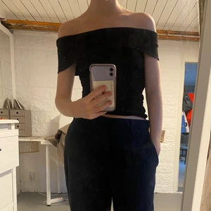 Off shoulder topp från Gina - Säljer denna svarta off shoulder topp från Gina, pytteliten fläck som inte syns 🖤