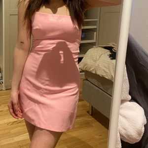 Elegant klänning  - Klänning köpt från ZARA, den är helt slutsåld överallt. Klänningen är endast använd en gång så nästan som ny! Väldigt snygg sommarfärg💕💞 