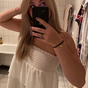 Kjol - En kjol/topp. Passar till vardags och festligheter. Den kliar inte och sitter bra. Köparen står för frakten.