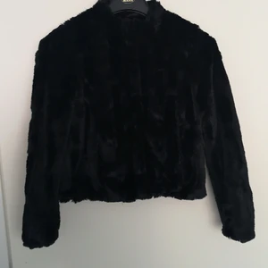 Päls jacka  - Säljer en kort pälsjacka i storlek xs. Använd en gång på ett bröllop och köpt på vero moda.