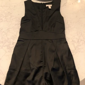 Jumpsuit  - En jättefin kort jumpsuit i fint silkesaktigt material, sitter jättefint på och perfekt till sommaren och våren, men även fest💘 använd fåtal gånger