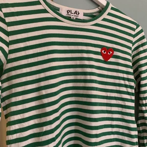 Comme des garçons tröja - Long sleeve i storlek M (dam) men skulle säga att den är mer S. Bra skick. Möts i sthlm / fraktar. 