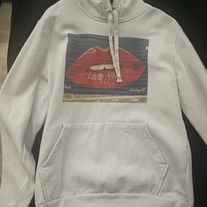 Hoodie - Säljer min hoodie från the cool elephant som används ca 2 gånger, det är inga missfärgningar eller hål/nopprig. Det är storlek M och sitter lite oversize på mig som brukar använda M, vanligt pris den är 599kr, har ni frågor eller vill ha bild på hur den ser ut på är de bara att skriva!😊