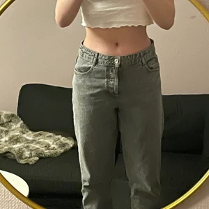 Midwaist jeans - Ett par superfina midwaist jeans från Zara. Köpta på Plick men säljer då de är för stora på mig. De är i storlek 40 men skulle säga ett de passar en 38. De har en slit i båda byxbenen som tidigare ägere gjort. De är i bra skick och knappt använda. 