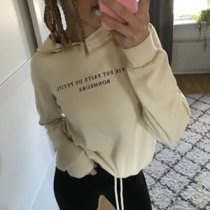 Hoodie - Säljer denna hoodien från Gina, lite små nopprig men inget som syns. Superfin i övrigt!