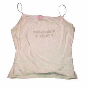 croptop - säljer mitt underbara y2k linne då det används alldeles för lite. det är sammets material med texten ’millennium 2000’ i glitter ✨ 🌟 liten fläck på framsidan som jag tror går bort men har inte tid att prova just nu. men tvättar självfallet om någon är intresserad av att köpa