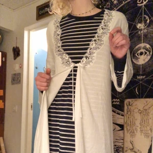 Vit nattlinne  - En tunnt nattlinne med spelsdetaljer, knyts fram. Skönt material och inte för stora i armarna! Möts i Stockholm annars kan jag skicka med tillkommande fraktkostnad.