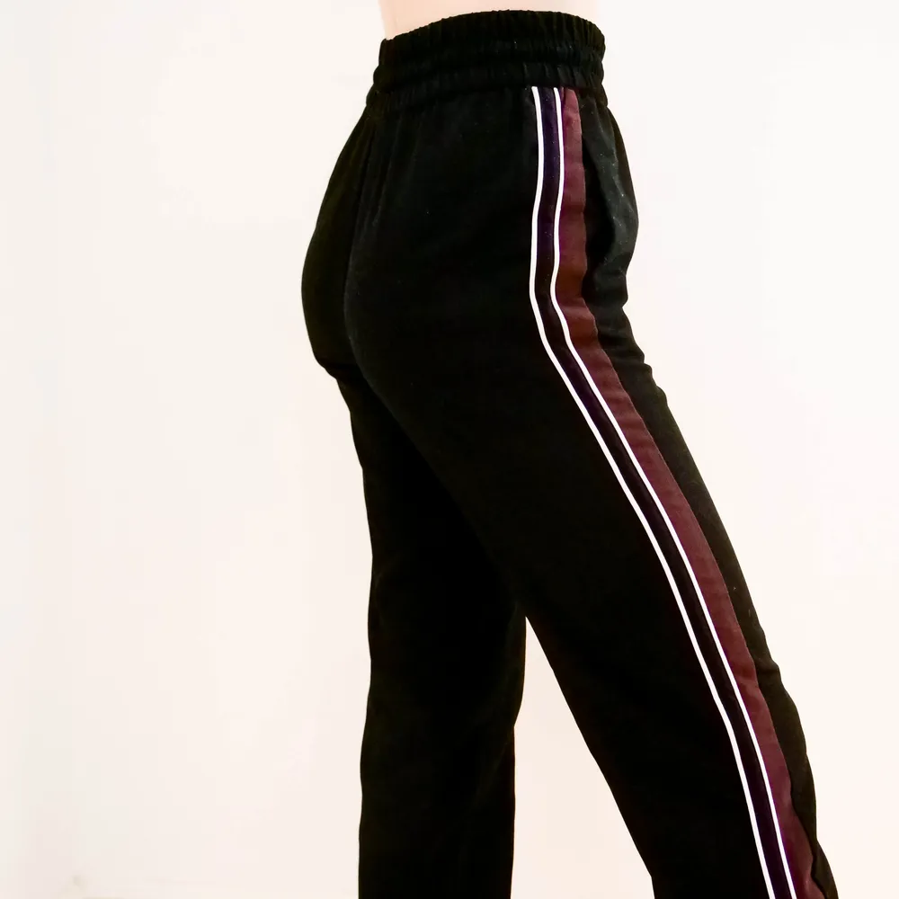 Så fina byxor med röda, vita och svarta detaljer på båda sidor! Knappt använda alls.. Jeans & Byxor.
