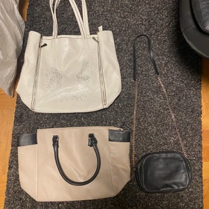 Väskor - Tre väskor som alla är i bra skick, den vita kostar 80 kr, beiga kostar 50 kr och svarta 40 kr, frakt kostar 42 kr💕