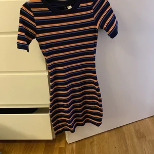 Klänning - En jättesöt klänning från hm. Den är blå vit och orange. Suuuper luftig och mjuk att ha på sig! Jättesnygg på sommaren! Den formas jättefint efter kroppen!