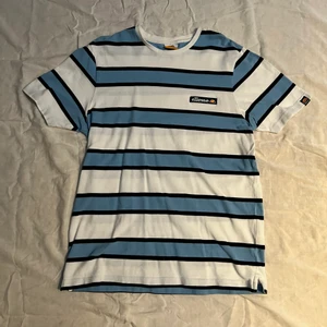 Ellesse t-shirt - Cool randig ellesse t-shirt, liten i stolek (passar M) 