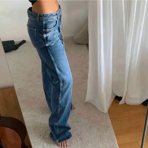 Lågmidjade jeans från zara - De poplära Lågmidie zara jeans!! Oanvända och prislapparna sitter kvar. dem är avklippta så skulle passa en person som är runt 168-170cm lång