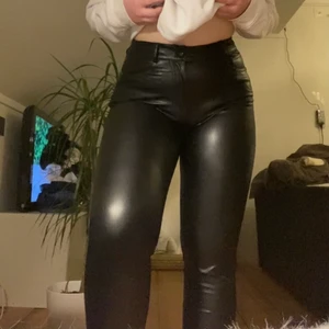 Svarta skinnbyxor strl M - Svarta stretchiga skinnbyxor från Only i storlek M. Ej använda. Vändigt bekväma och framhävande. Nypris 449 kr från nelly.