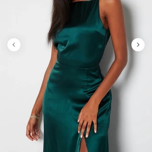 Laylani Satin Gown - ‼️INTRESSEKOLL‼️ Just nu säljer jag nu min balklänning pågrund av att jag ångrade mig helt enkelt. Klänningen är i helt nytt skick och är aldrig använd. Lappar och allt sånt är kvar, till och med själva påsen😄 Den passar mig som är en M/L och med cupan 80D, eventuellt lite större för mig💖 Och lite för lång för mig som är 167😆 Men annars är den sjukt snygg och jätte bekväm!! Skriv vid eventuella frågor privat💖