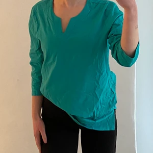 Två oversize tröjor - Två grön/ turkos ocersize tröjor. Den ljusare har halv lång arm och den mörkare har långa armar. Båda är i storlek L men passar vem som helst.