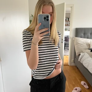 Tshirt - Säljer denna randiga T-shirt från zara! Storlek S❣️ Säljer för 30kr+frakt❣️