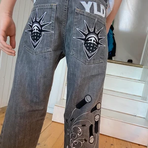 yld jeans - Ascoola jeans från your local dealer i strlk 26, säljer pga för små för mig! ❤️ 