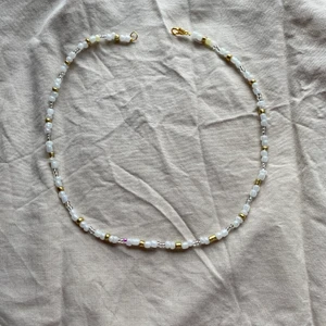 Halsband  - Pärlhalsband super fin på andra bilden kan man se hur den ser ut på 💗💖 frakten kostar 14kr 