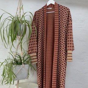 Kofta - Lång mönstrad super snygg kofta från Zara i strl M. Passar både s och m beroende på hur man vill att den sitter på. Använd vid två tillfällen. Skit snygg att styla med boots kjol/shorts och en topp🧡nypris 1099