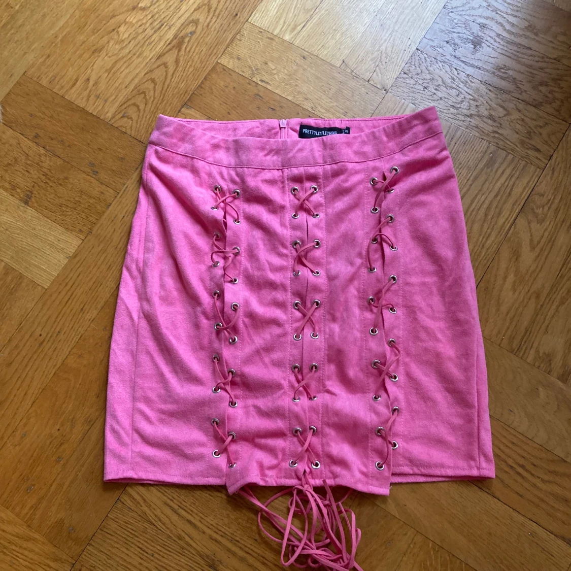 Prettylittlething pink kjol 