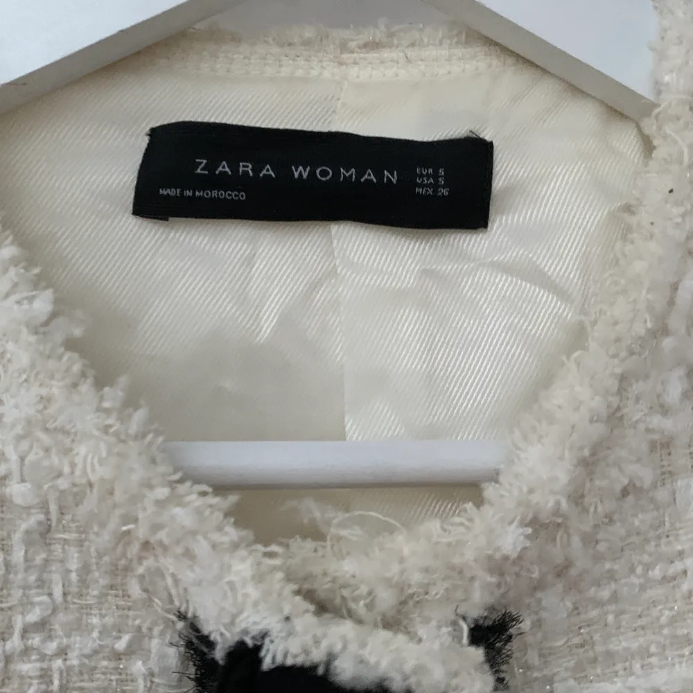 Super fin ”jacka” från Zara i strl S. Använd endast en gång på en skolavslutning dvs som ny! Nypris 799kr🤍. Jackor.