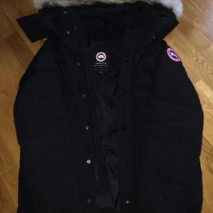 canada goose wyndham parka - änvad ett par gånger har dustbag kvitto och päls