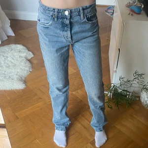 Lågmidjade jeans - Säljer dessa raka zara jeans som är slutsålda, strl 38 för en mer oversized fit är den perfekt för 36. Jag är 1.75 vanligtvis 36